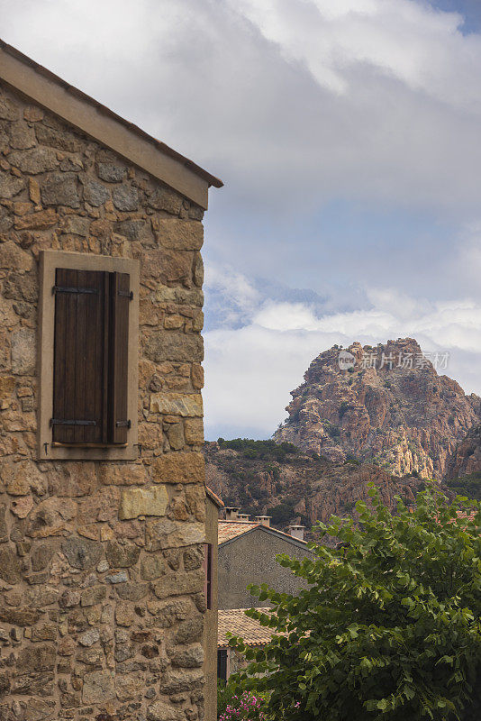 从科西嘉岛的皮亚纳村俯瞰皮亚纳Calanques de Piana